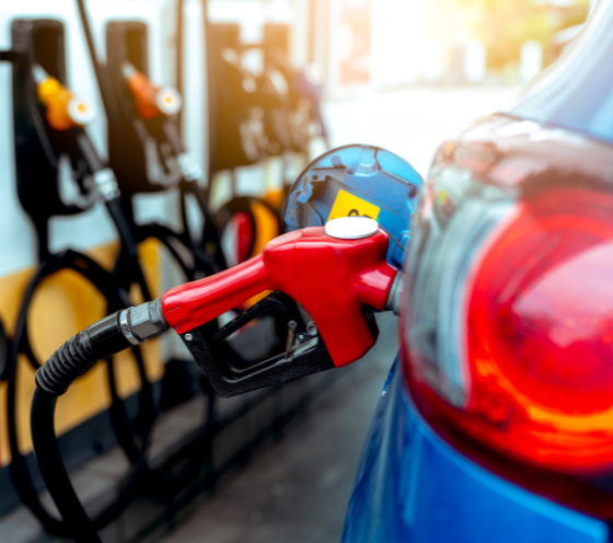 coche repostando gasolina