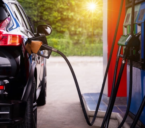 coche repostando gasolina